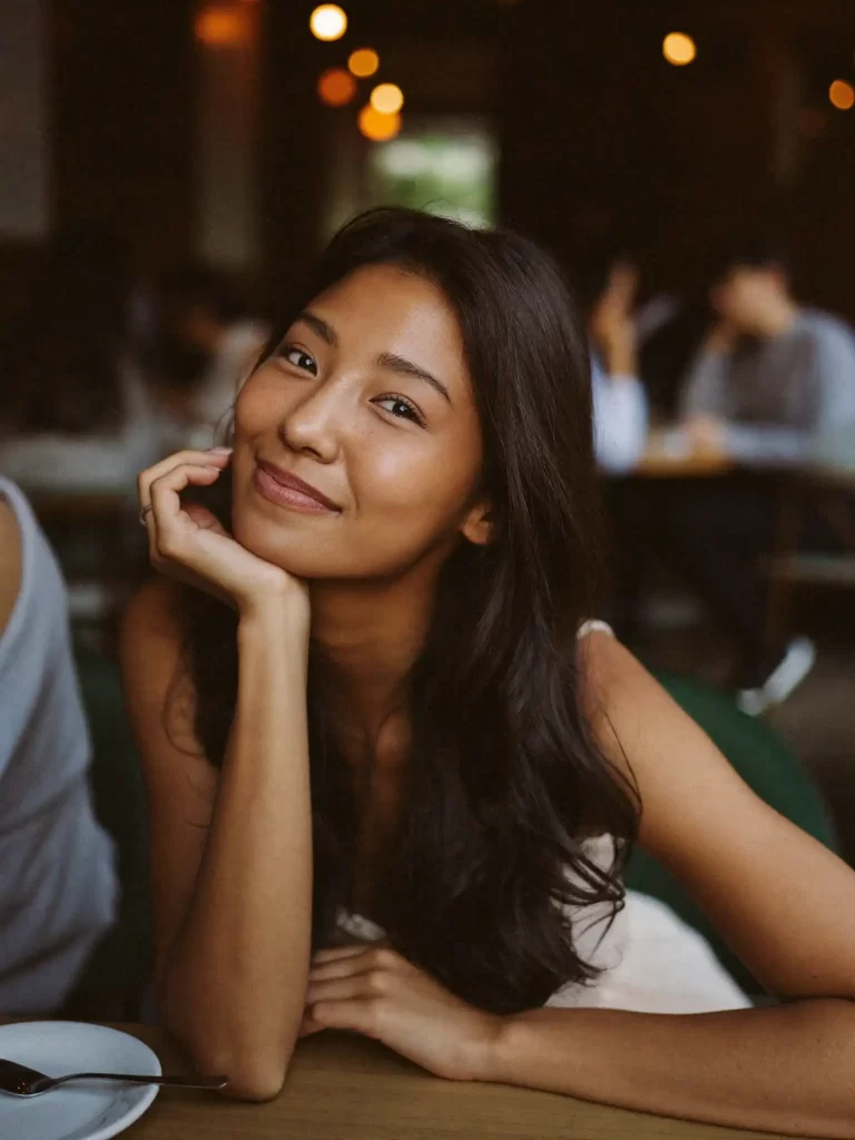 Flirtende Thai Frau in Berlin im Café – Thai Frauen Berlin kennenlernen und treffen