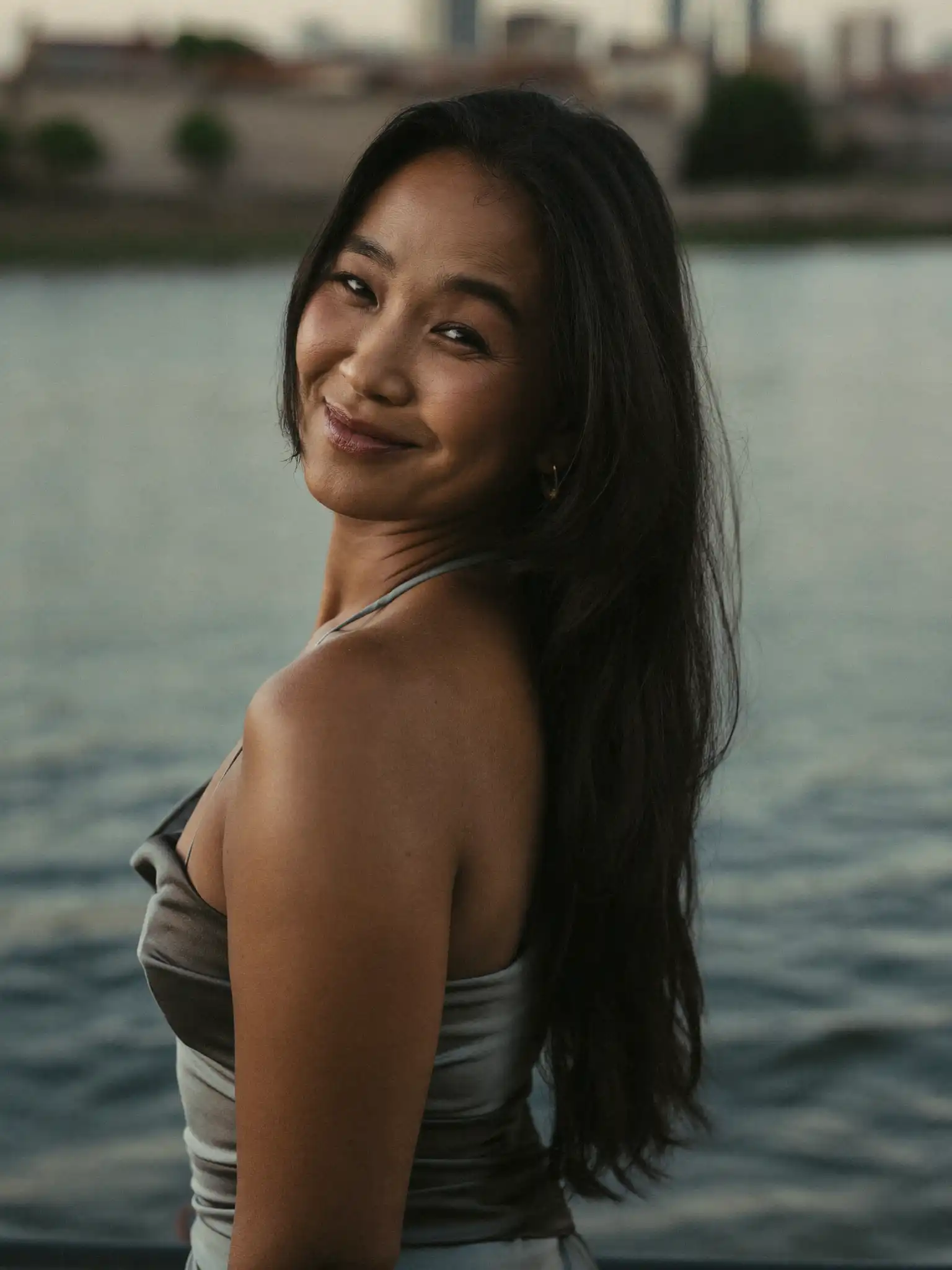 Reife Thai Frau in Hamburg an der Elbe – Thai Frauen Hamburg kennenlernen und treffen